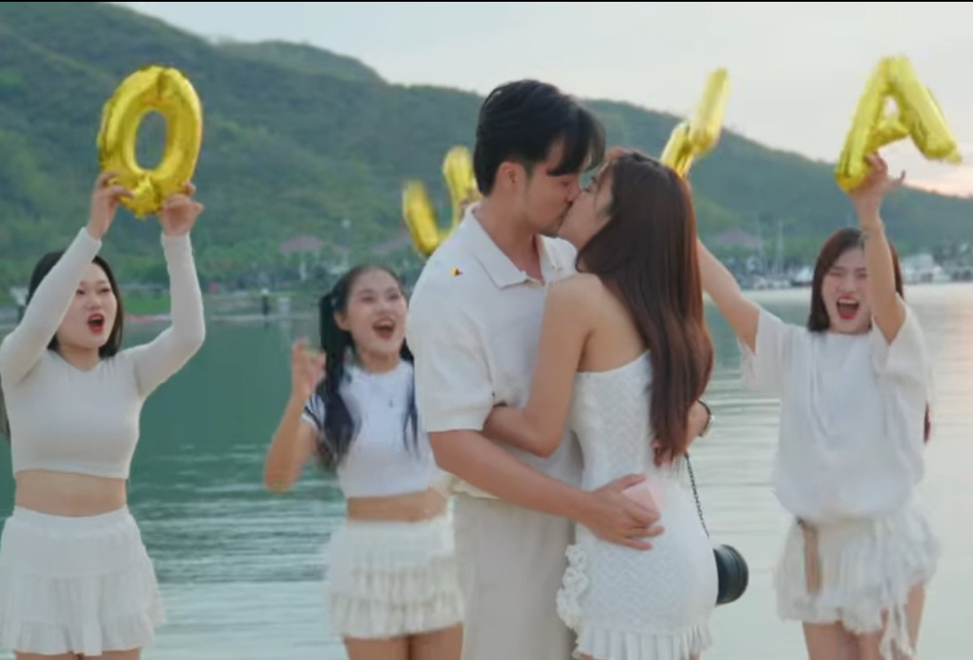 Anh Đào nhận lời cầu hôn của Anh Tuấn. Ảnh: Chụp màn hình.