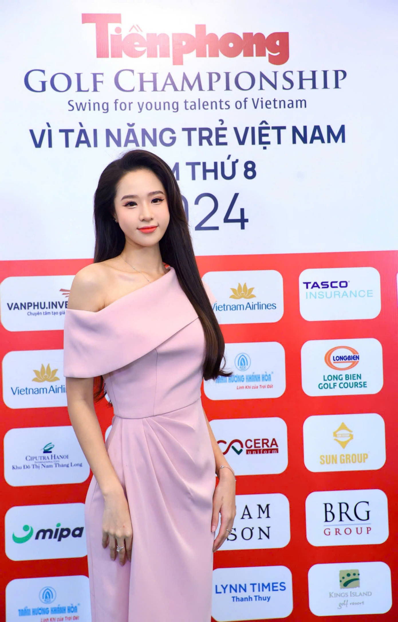 Người đẹp Nguyễn Hoàng Bảo Châu nhiều năm đồng hành cùng Tiền Phong Golf Championship - Vì Tài năng trẻ Việt Nam. "Đây là một trong những giải golf được trông đợi không chỉ vì sự chuyên nghiệp, hấp dẫn mà còn vì ý nghĩa nhân văn, cộng đồng. Tôi hy vọng giải đấu diễn ra thành công, chất lượng", cô nói.