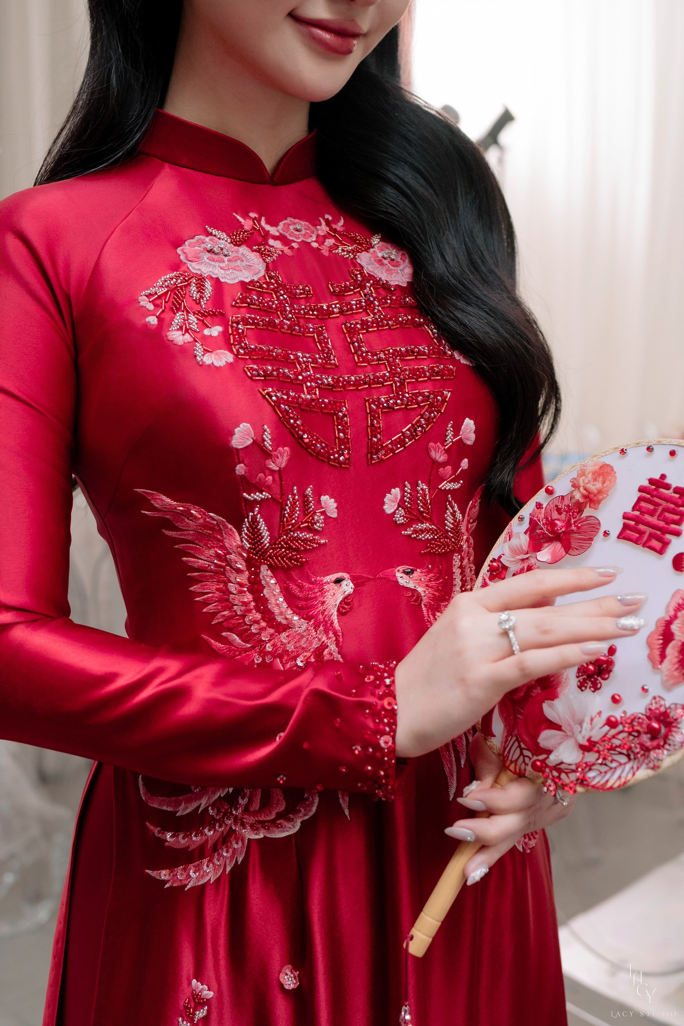 Theo NTK Dũng Nguyễn, anh cùng ê-kíp may đo riêng hơn một tháng để hoàn thiện thiết kế uyên ương cho họ và người thân. Chất liệu áo dài được làm từ taffeta và lụa satin cao cấp tạo sự mềm mại, hiệu ứng lấp lánh và giúp cả hai thoải mái khi di chuyển.