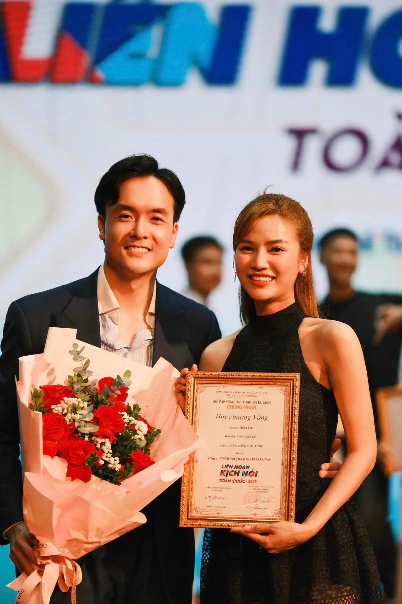 Anh Đào sinh năm 1996, đến từ Bắc Giang, tốt nghiệp Đại học Sân khấu Điện ảnh Hà Nội. Cô tham gia nhiều bộ phim truyền hình như Hướng dương ngược nắng, Trở về giữa yêu thương, Lửa ấm, Lối về miền hoa, Đấu trí, Gặp em ngày nắng, Vui lên nào anh em ơi... Anh Đào cũng gây ấn tượng với vai Đoàn Thị Điểm trong phim điện ảnh Hồng Hà nữ sĩ.