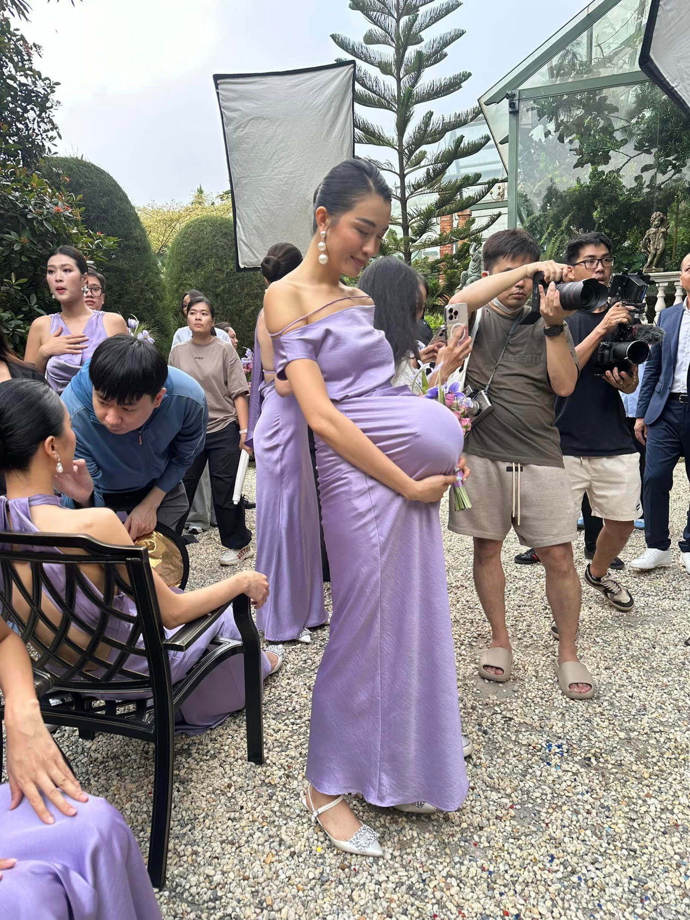 Lệ Hằng trong hậu trường chụp ảnh cưới Hoa hậu Khánh Vân. Lệ Hằng trong hậu trường chụp ảnh cưới Hoa hậu Khánh Vân.