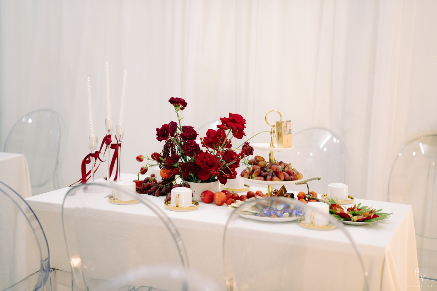 Không gian lễ ăn hỏi diễn viên Bích Thủy lấy màu trắng và đỏ làm chủ đạo.