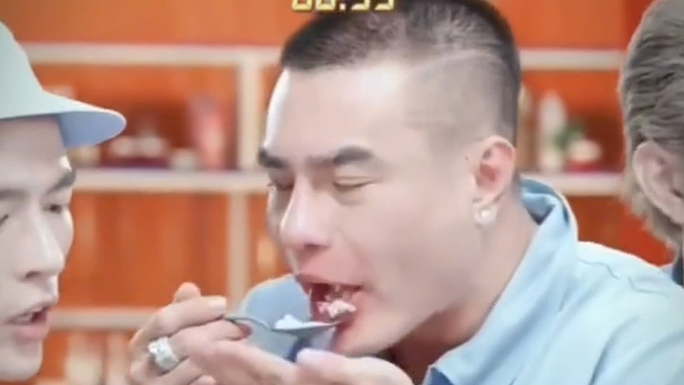 Hành động của Lê Dương Bảo Lâm bị chỉ trích lố lăng và mất an toàn vệ sinh. Hành động của Lê Dương Bảo Lâm bị chỉ trích lố lăng và mất an toàn vệ sinh.