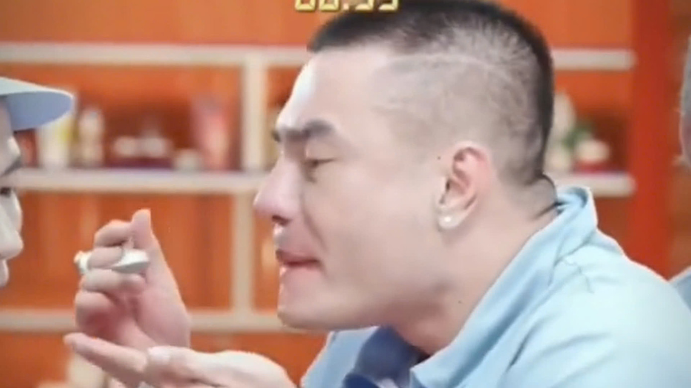 Hành động của Lê Dương Bảo Lâm bị chỉ trích lố lăng và mất an toàn vệ sinh. Hành động của Lê Dương Bảo Lâm bị chỉ trích lố lăng và mất an toàn vệ sinh.