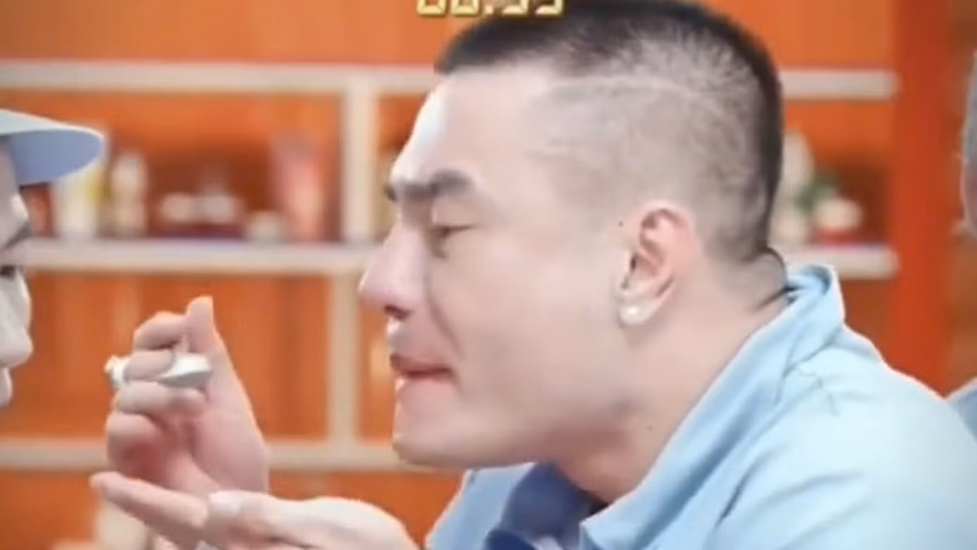 Hành động của Lê Dương Bảo Lâm bị chỉ trích lố lăng và mất an toàn vệ sinh. Hành động của Lê Dương Bảo Lâm bị chỉ trích lố lăng và mất an toàn vệ sinh.