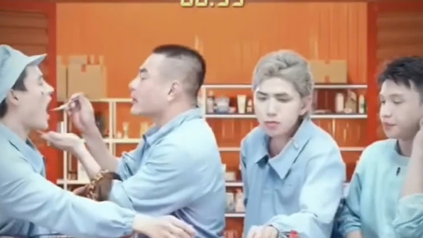 Hành động của Lê Dương Bảo Lâm bị chỉ trích lố lăng và mất an toàn vệ sinh. Hành động của Lê Dương Bảo Lâm bị chỉ trích lố lăng và mất an toàn vệ sinh.