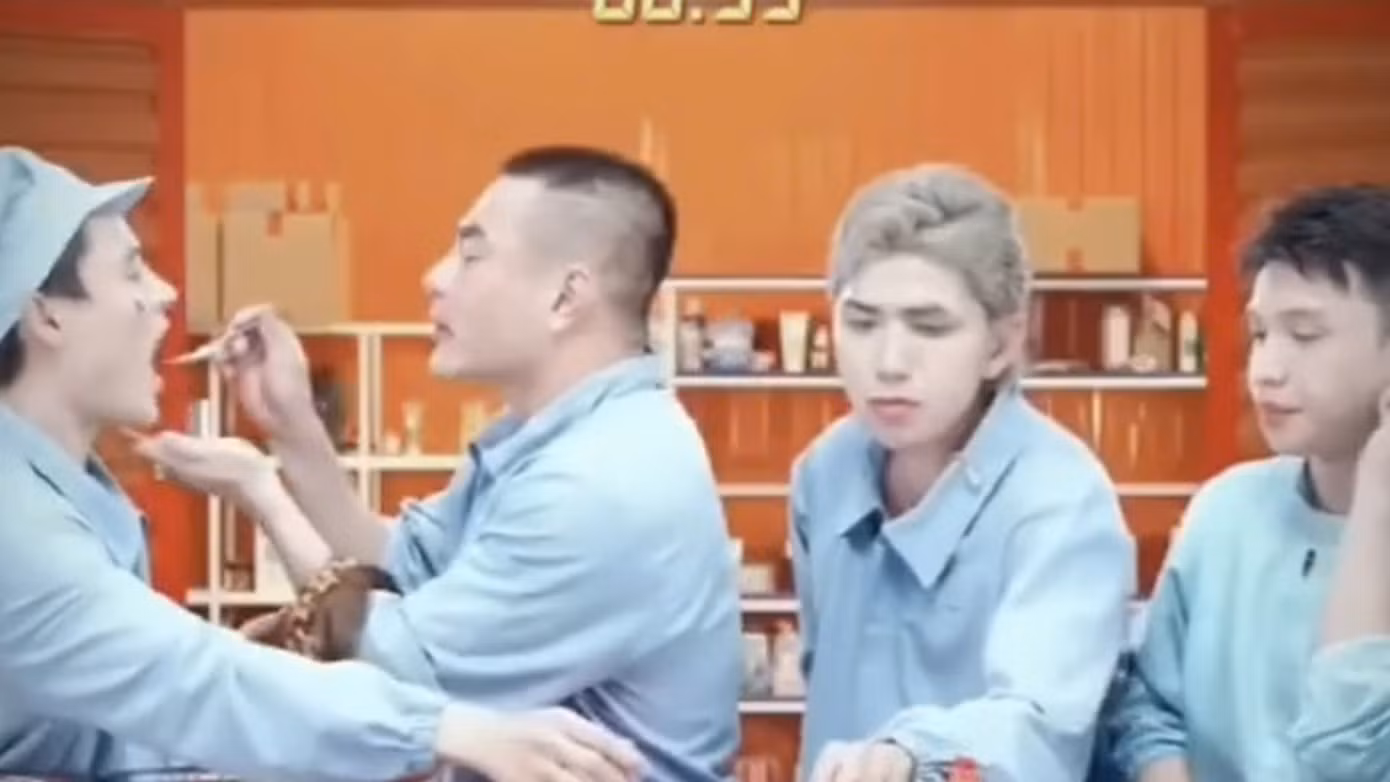 Hành động của Lê Dương Bảo Lâm bị chỉ trích lố lăng và mất an toàn vệ sinh. Hành động của Lê Dương Bảo Lâm bị chỉ trích lố lăng và mất an toàn vệ sinh.