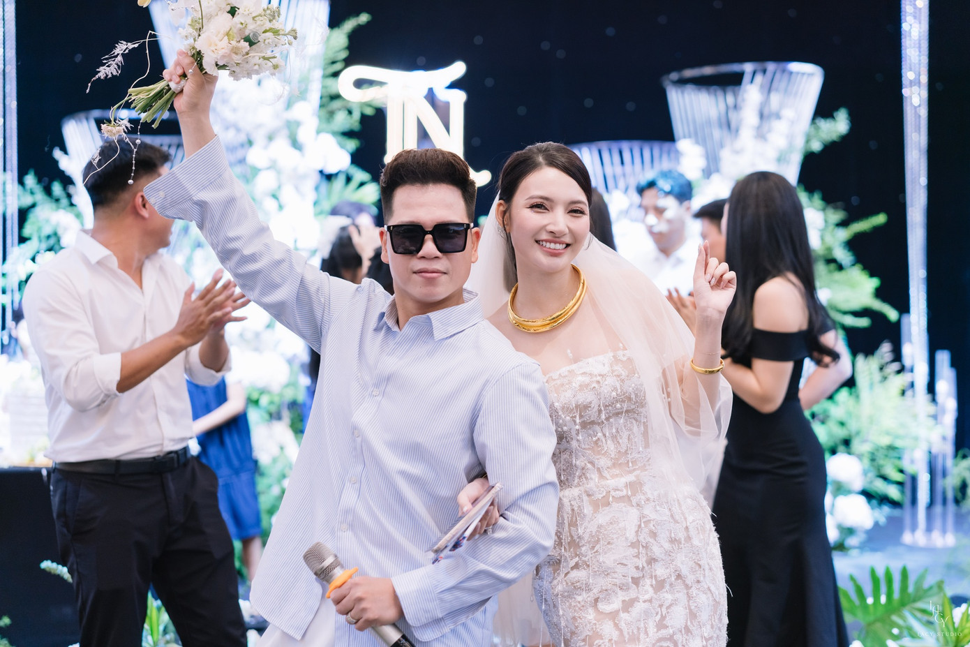 Mẫu váy thứ 2 của Bích Thủy mang phong cách hiện đại sử dụng ren cao cấp với họa tiết hoa bản lớn nổi bật. Thiết kế ôm sát giúp tôn lên vẻ đẹp ngọt ngào của cô dâu.