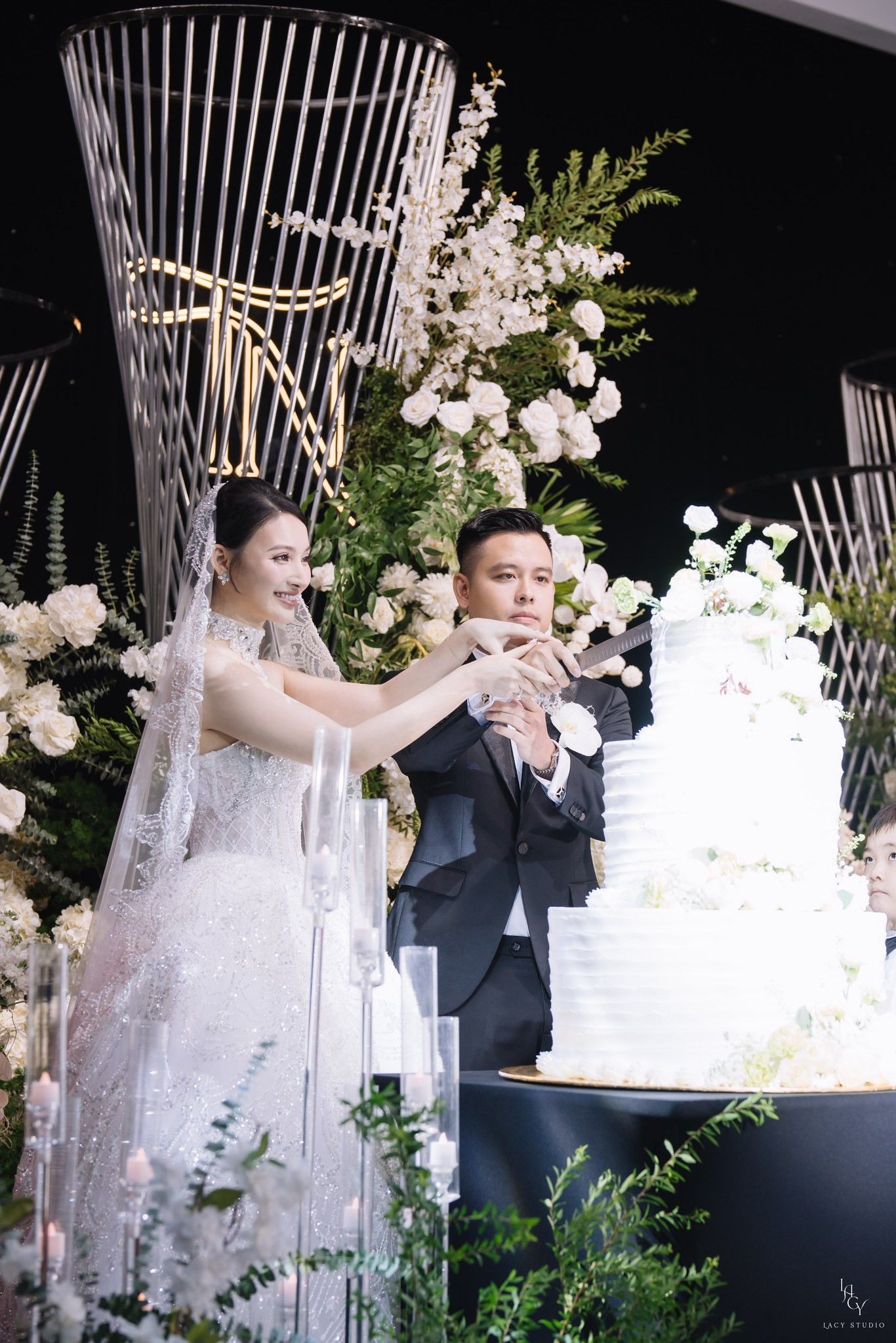 Cặp đôi thực hiện nghi thức cắt bánh, rót rượu trong hôn lễ.