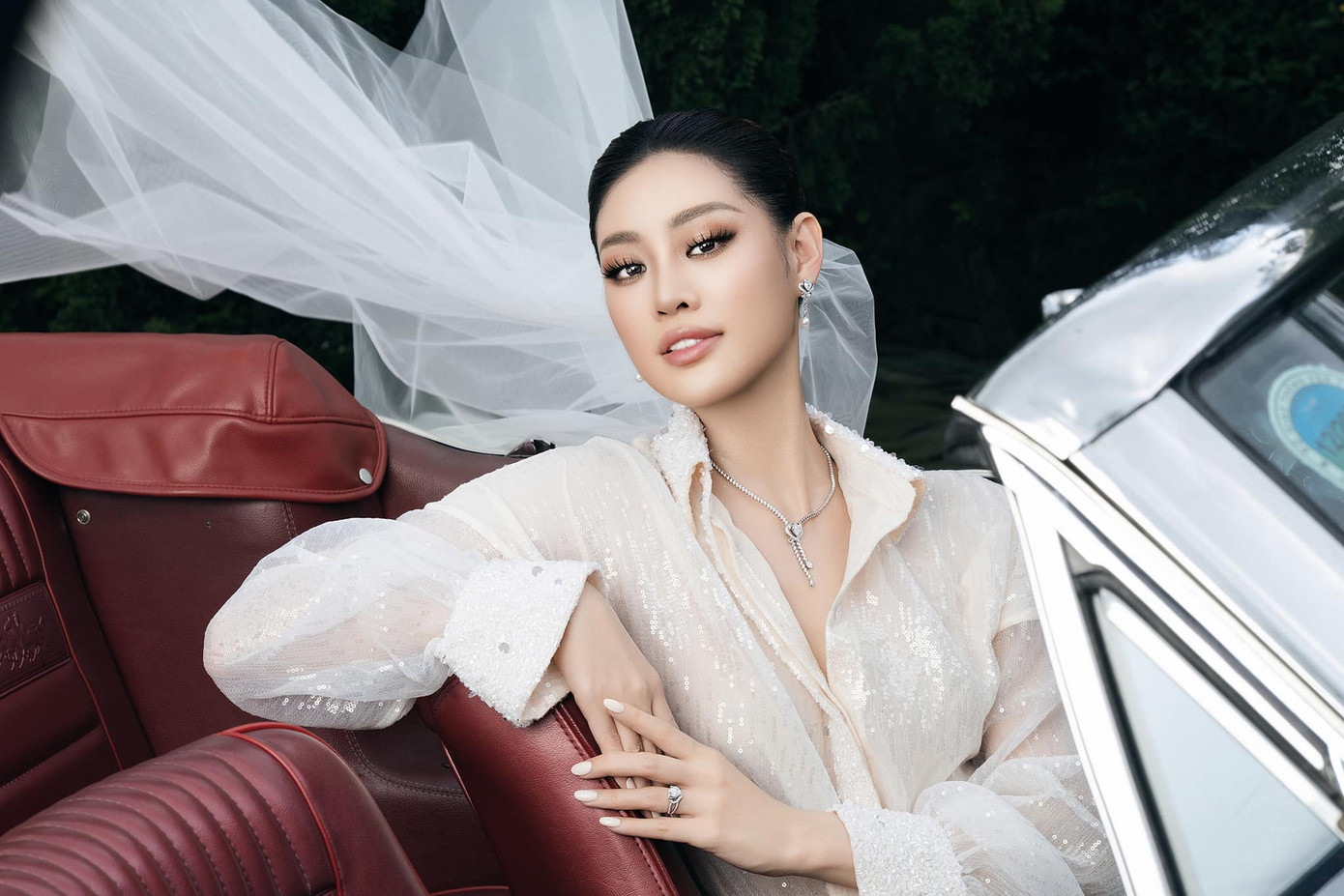 Khánh Vân mặc phong cách menswears, đầu đội mấn khi chụp ảnh cưới. Khánh Vân mặc phong cách menswears, đầu đội mấn khi chụp ảnh cưới.