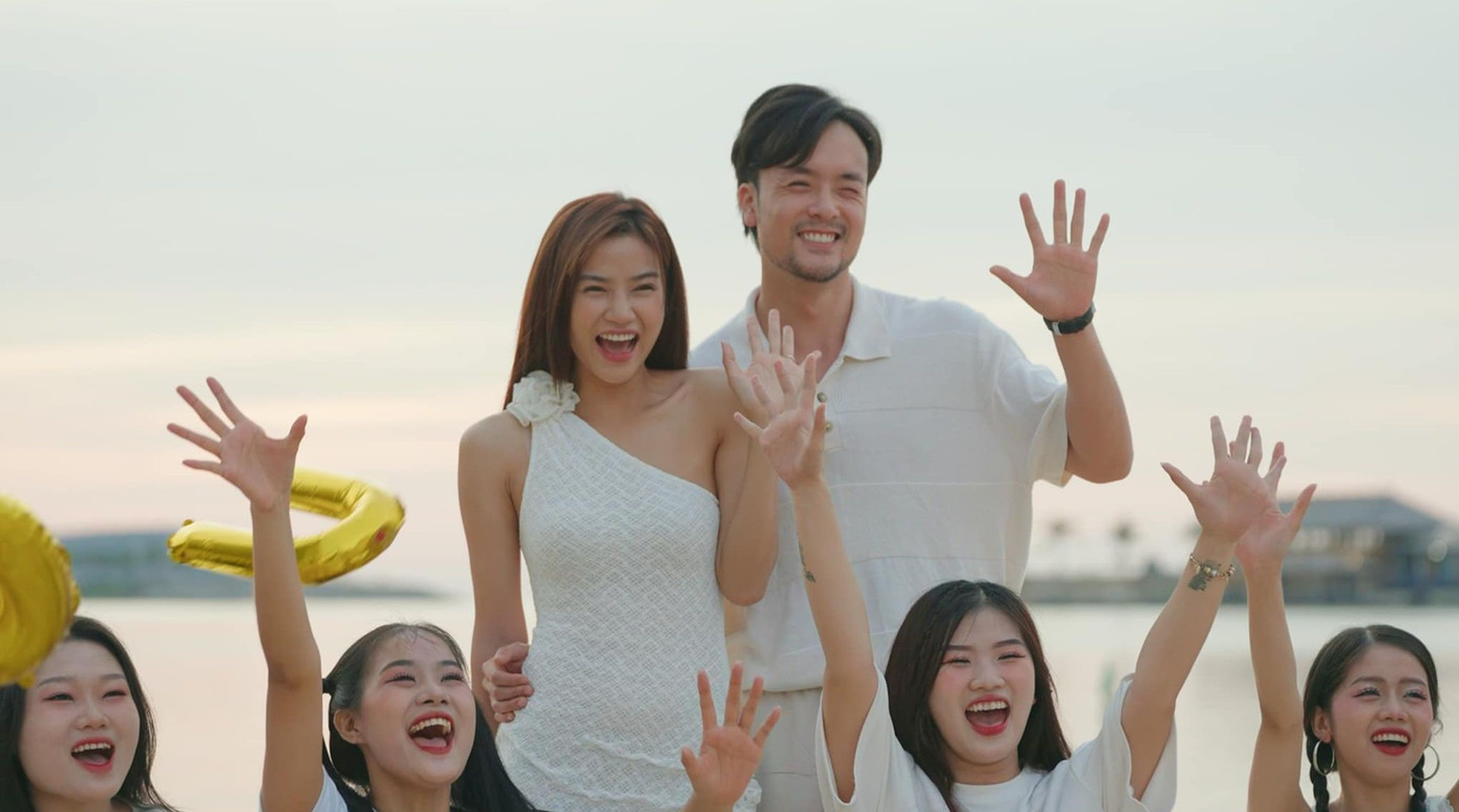 Anh Đào công khai hẹn hò đồng nghiệp hơn 3 tuổi hồi tháng 5/2022. Chia sẻ lý do yêu 2 năm mới công khai, Anh Đào giải thích là vấn đề thời điểm, khi cả hai đều có những bước chuyển ổn định trong công việc. Nữ diễn viên cho rằng chuyện tình yêu của mình đã đủ độ chín để chia sẻ với người hâm mộ.