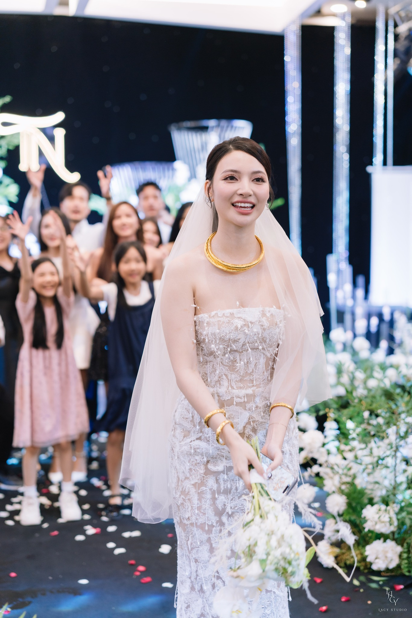 Mẫu váy thứ 2 của Bích Thủy mang phong cách hiện đại sử dụng ren cao cấp với họa tiết hoa bản lớn nổi bật. Thiết kế ôm sát giúp tôn lên vẻ đẹp ngọt ngào của cô dâu.