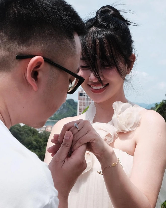 Quỳnh Chi hạn chế chia sẻ thông tin về bạn đời. Quỳnh Chi hạn chế chia sẻ thông tin về bạn đời.