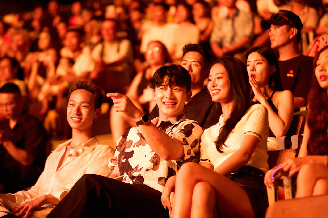 Bùi Khánh Linh chủ động bày tỏ tình cảm với Minuk.