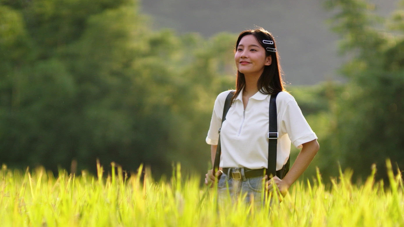 Kết phim Đi giữa trời rực rỡ bị chê gượng ép, nặng về hình thức, phi logic.