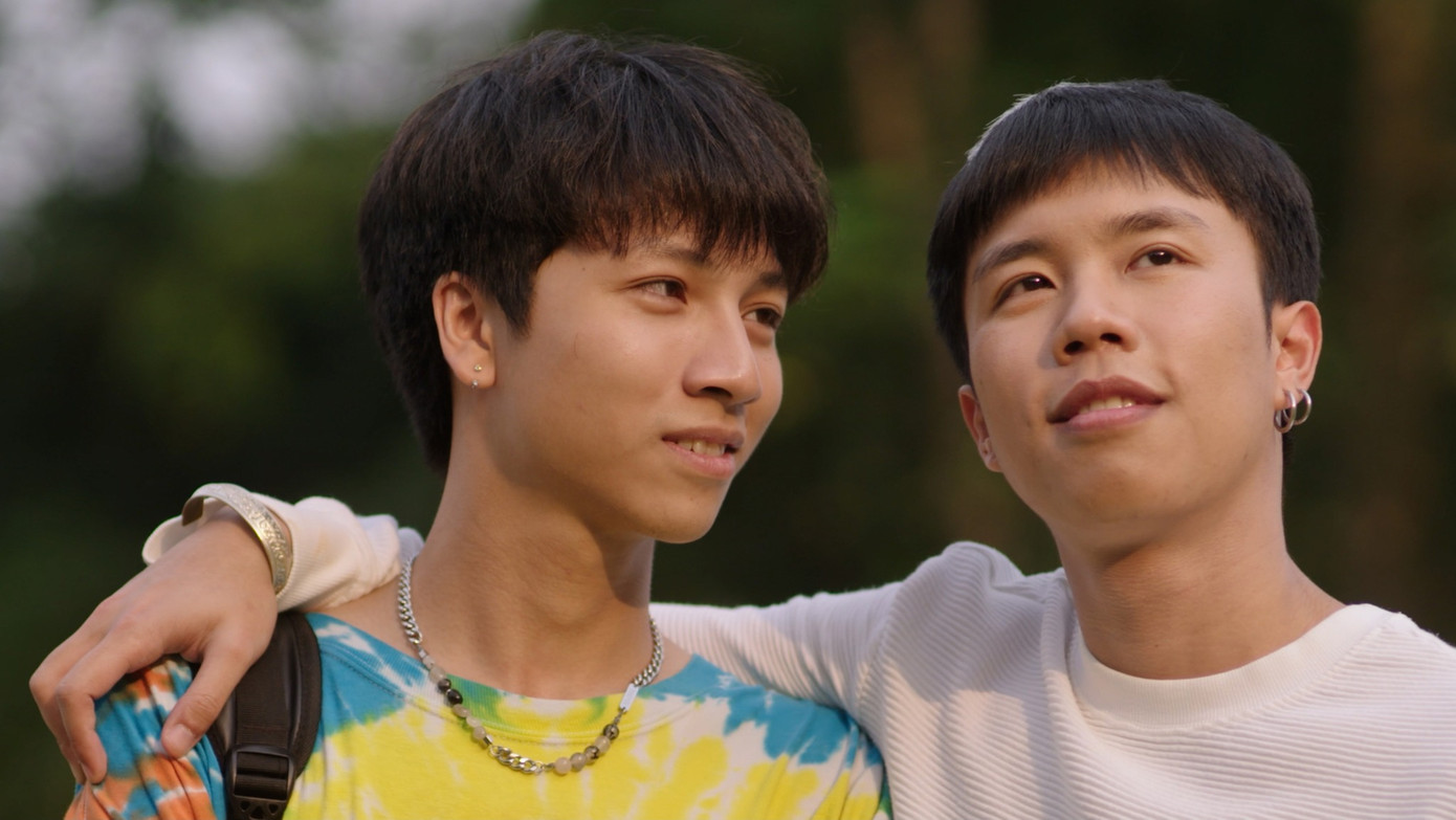 Kết phim Đi giữa trời rực rỡ bị chê gượng ép, nặng về hình thức, phi logic.