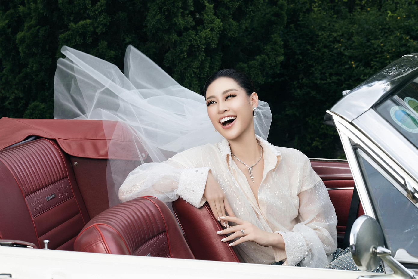 Khánh Vân mặc phong cách menswears, đầu đội mấn khi chụp ảnh cưới. Khánh Vân mặc phong cách menswears, đầu đội mấn khi chụp ảnh cưới.