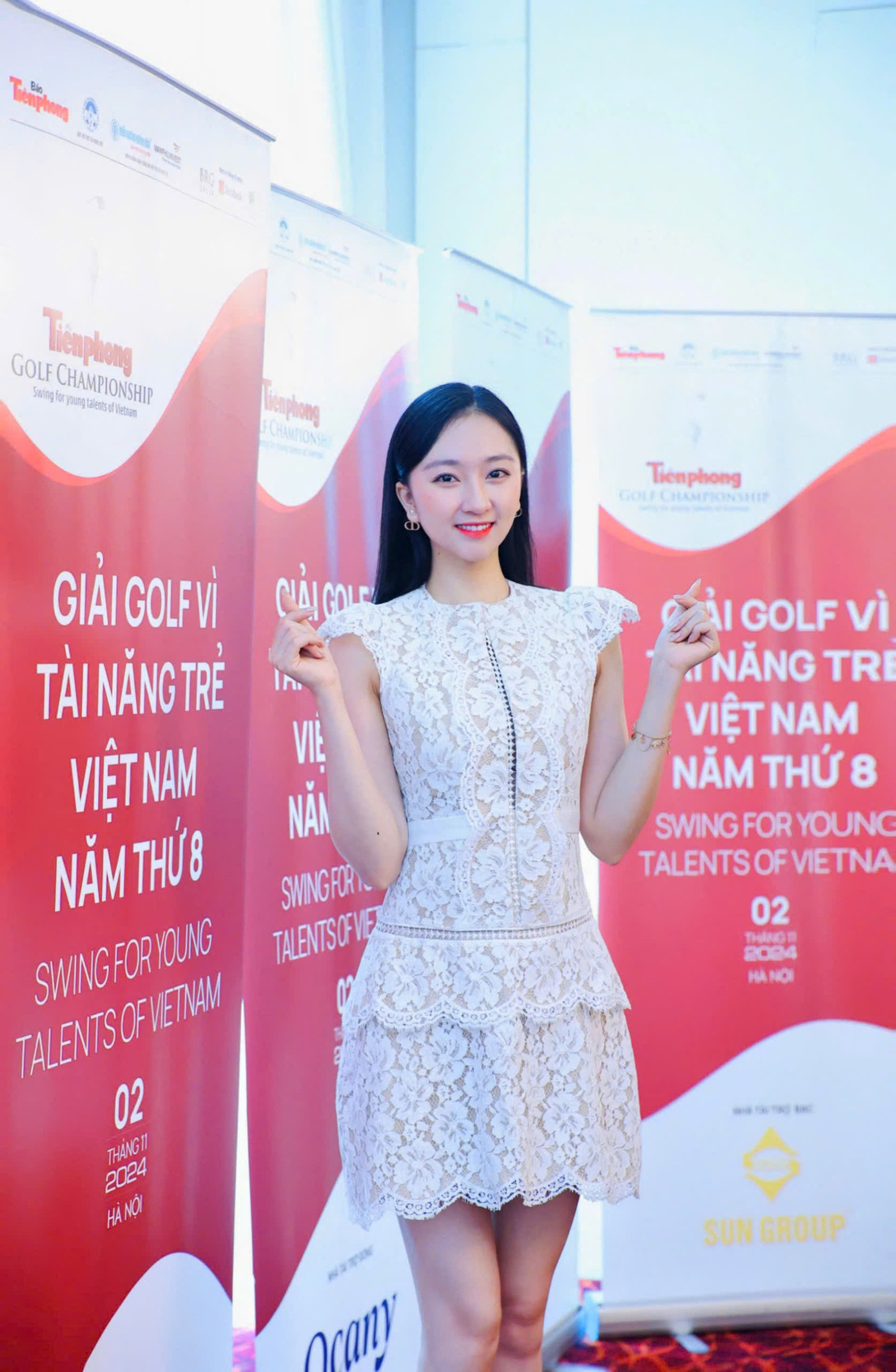 Người đẹp Kim Trà My cho biết cô cảm thấy rất hào hứng và tự hào khi tham gia họp báo Tiền Phong Golf Championship - Vì Tài năng trẻ Việt Nam năm nay.