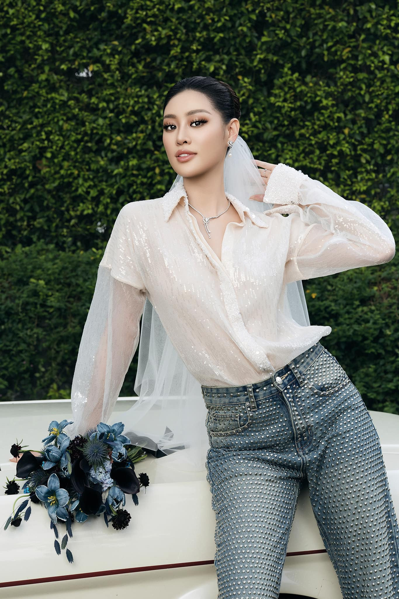 Khánh Vân mặc phong cách menswears, đầu đội mấn khi chụp ảnh cưới. Khánh Vân mặc phong cách menswears, đầu đội mấn khi chụp ảnh cưới.