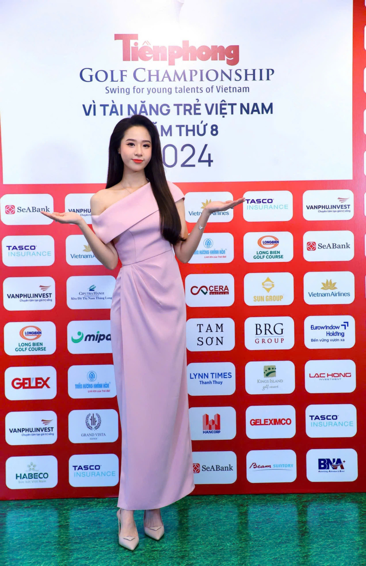 Người đẹp Nguyễn Hoàng Bảo Châu nhiều năm đồng hành cùng Tiền Phong Golf Championship - Vì Tài năng trẻ Việt Nam. "Đây là một trong những giải golf được trông đợi không chỉ vì sự chuyên nghiệp, hấp dẫn mà còn vì ý nghĩa nhân văn, cộng đồng. Tôi hy vọng giải đấu diễn ra thành công, chất lượng", cô nói.