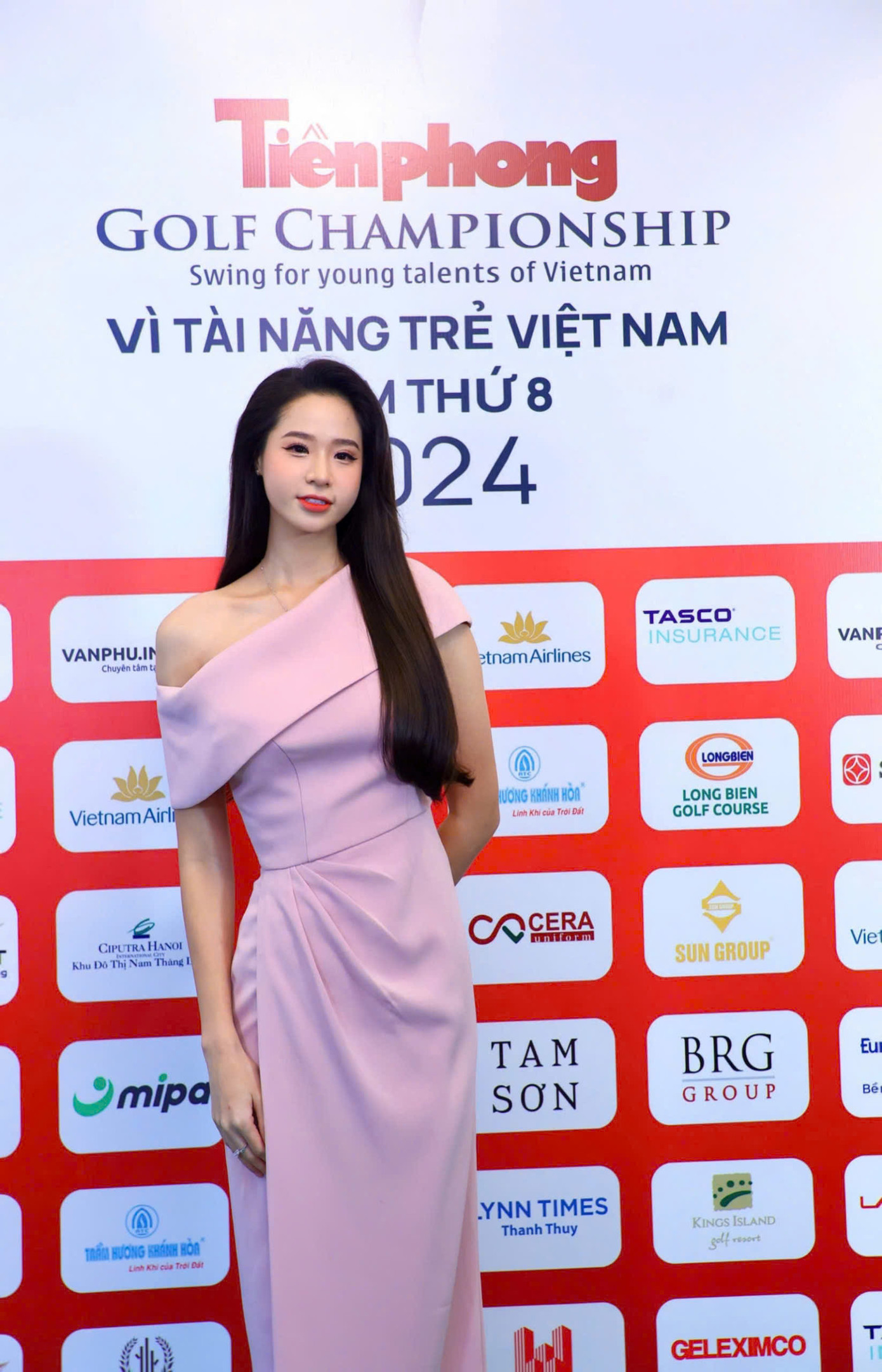 Người đẹp Nguyễn Hoàng Bảo Châu nhiều năm đồng hành cùng Tiền Phong Golf Championship - Vì Tài năng trẻ Việt Nam. "Đây là một trong những giải golf được trông đợi không chỉ vì sự chuyên nghiệp, hấp dẫn mà còn vì ý nghĩa nhân văn, cộng đồng. Tôi hy vọng giải đấu diễn ra thành công, chất lượng", cô nói.