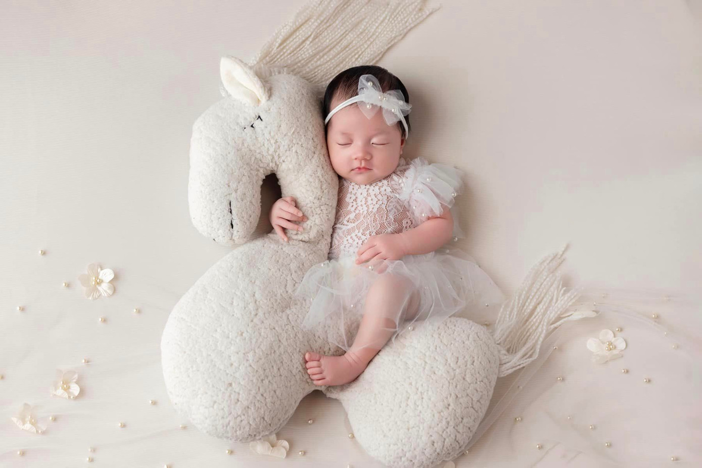 Một số khoảnh khắc của 3 con được Hoa hậu Đặng Thu Thảo chia sẻ.