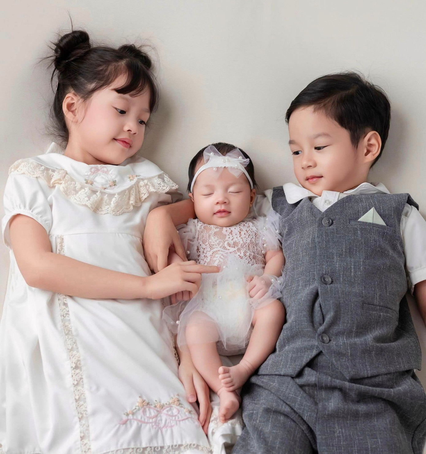 Một số khoảnh khắc của 3 con được Hoa hậu Đặng Thu Thảo chia sẻ.