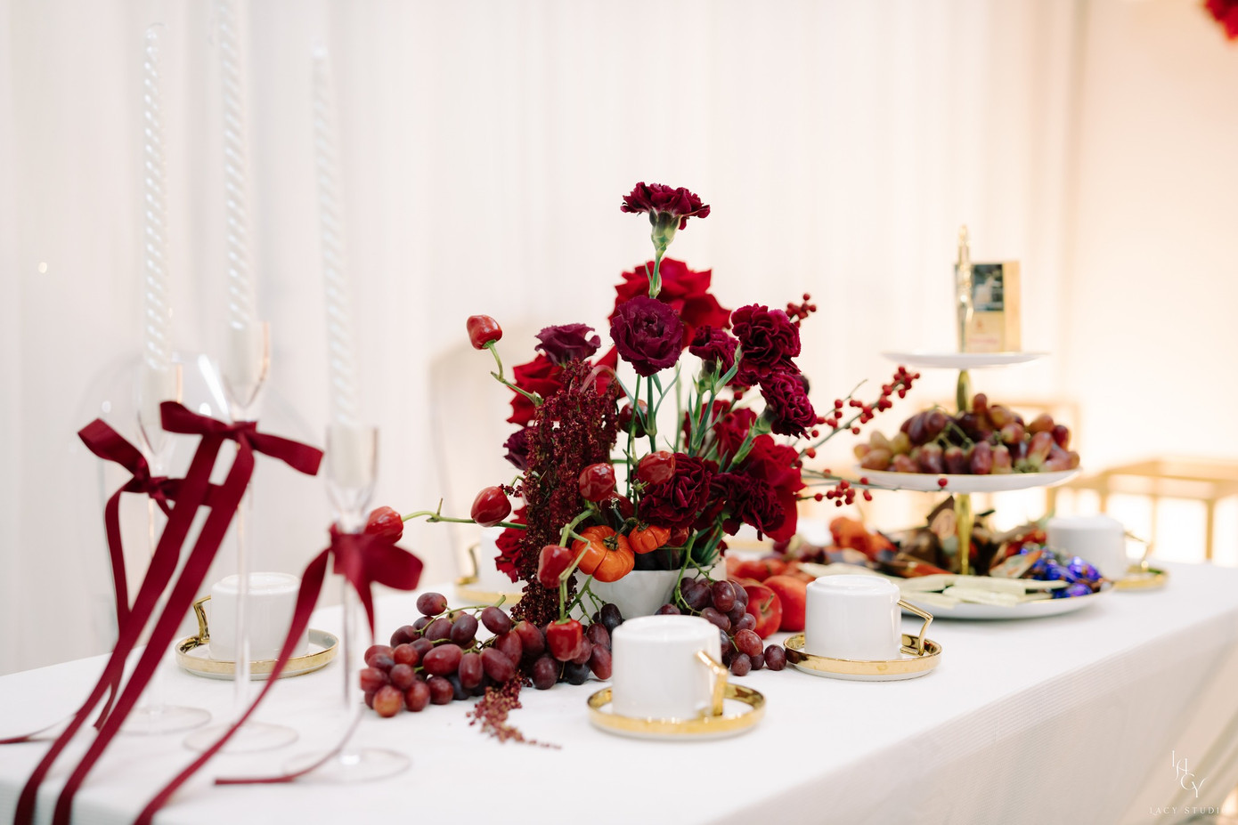 Không gian lễ ăn hỏi diễn viên Bích Thủy lấy màu trắng và đỏ làm chủ đạo.