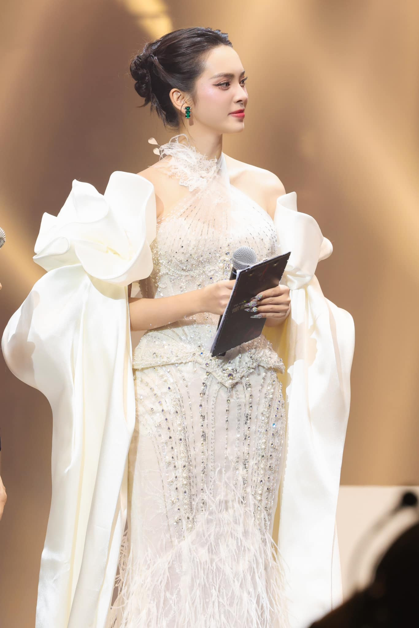 Không chỉ chê bai cách dẫn của Quỳnh Lương, khán giả đổ lỗi BTC chương trình liều lĩnh khi chọn cô vào vị trí MC. Không chỉ chê bai cách dẫn của Quỳnh Lương, khán giả đổ lỗi BTC chương trình liều lĩnh khi chọn cô vào vị trí MC.