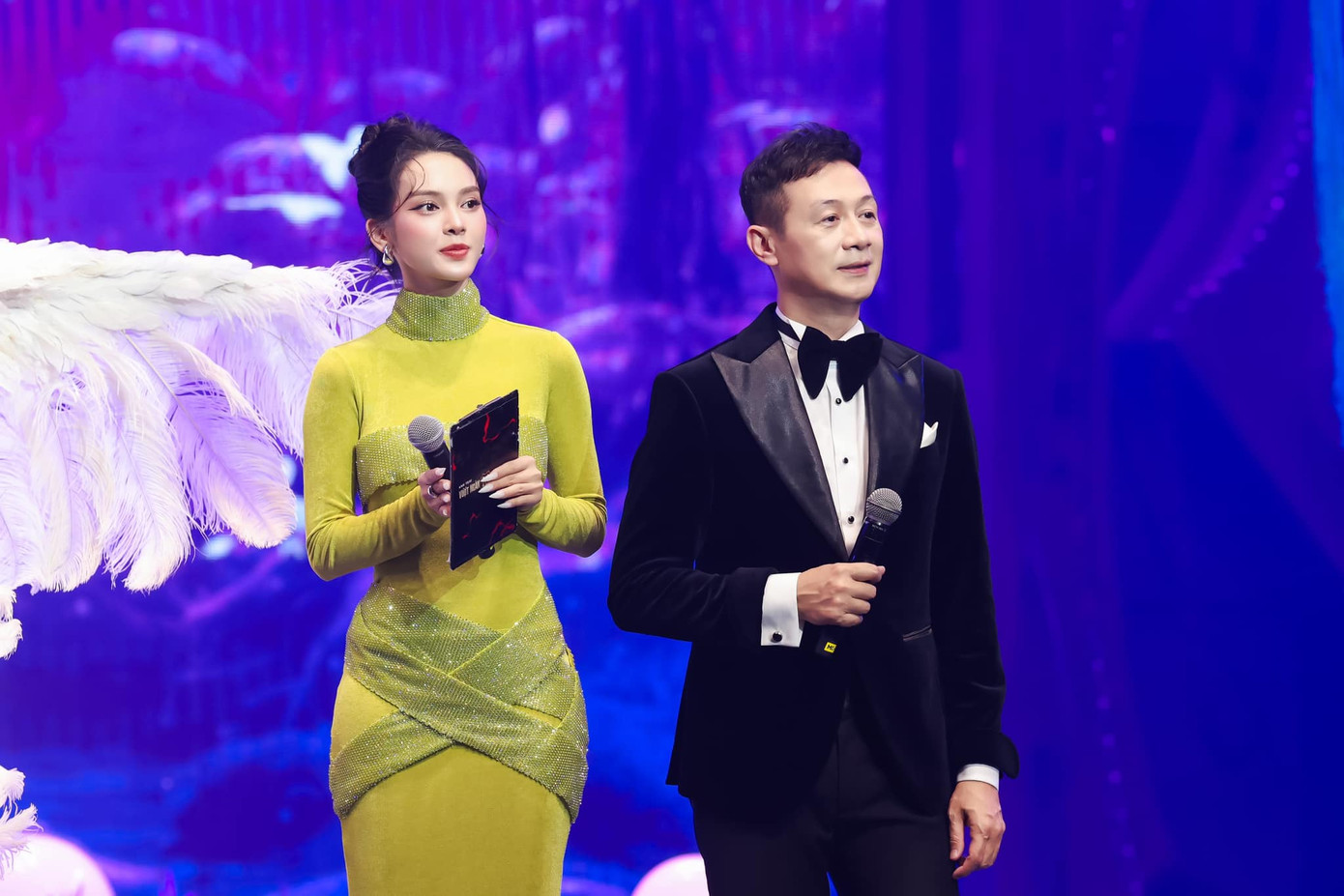 Không chỉ chê bai cách dẫn của Quỳnh Lương, khán giả đổ lỗi BTC chương trình liều lĩnh khi chọn cô vào vị trí MC. Không chỉ chê bai cách dẫn của Quỳnh Lương, khán giả đổ lỗi BTC chương trình liều lĩnh khi chọn cô vào vị trí MC.