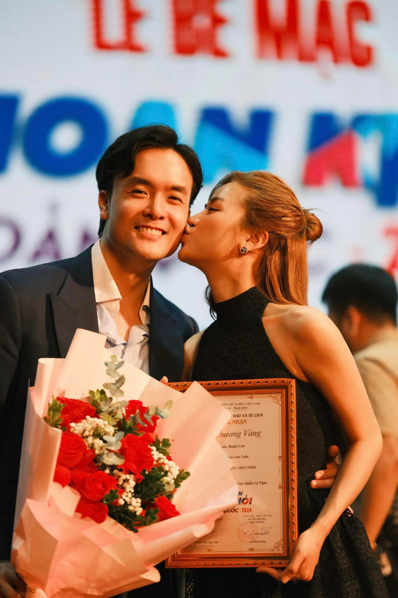 Anh Đào sinh năm 1996, đến từ Bắc Giang, tốt nghiệp Đại học Sân khấu Điện ảnh Hà Nội. Cô tham gia nhiều bộ phim truyền hình như Hướng dương ngược nắng, Trở về giữa yêu thương, Lửa ấm, Lối về miền hoa, Đấu trí, Gặp em ngày nắng, Vui lên nào anh em ơi... Anh Đào cũng gây ấn tượng với vai Đoàn Thị Điểm trong phim điện ảnh Hồng Hà nữ sĩ.