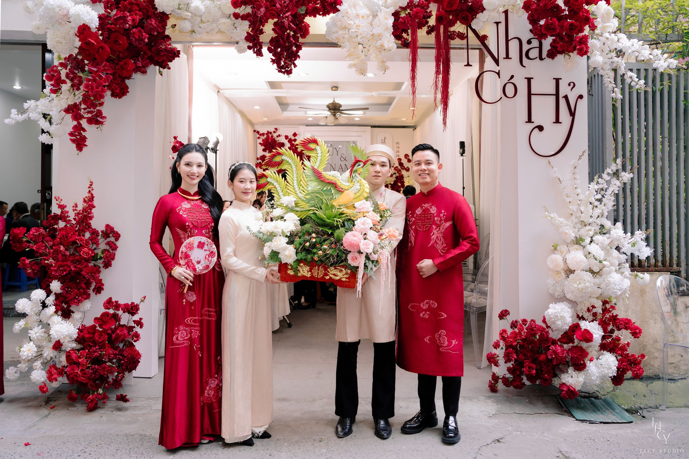 Lễ cưới của hai người diễn ra cùng ngày tại một khách sạn ở Hà Nội. Trước đó, cặp đôi đã đăng ký kết hôn vào ngày 2/10.