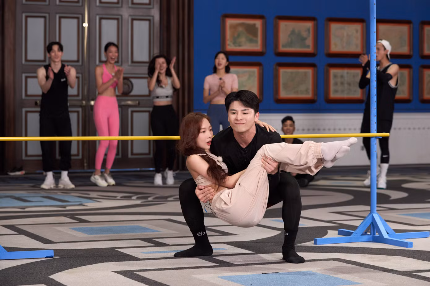 Các người chơi thực hiện thử thách vượt sào, ăn mì, vừa bồng bế người chơi nữ vừa squat... Các người chơi thực hiện thử thách vượt sào, ăn mì, vừa bồng bế người chơi nữ vừa squat...