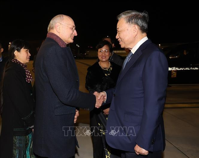 Bộ trưởng Tư pháp Pháp Didie Migaud, Phó Tỉnh trưởng Yves Bossuyt, Đại sứ Pháp tại Việt Nam Olivier Brochet đón Tổng Bí thư, Chủ tịch nước Tô Lâm tại sân bay Orly ở thủ đô Paris. (Ảnh: Trí Dũng/TTXVN)