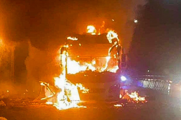 Xe khách giường nằm bốc cháy dữ dội. Ảnh: CTV