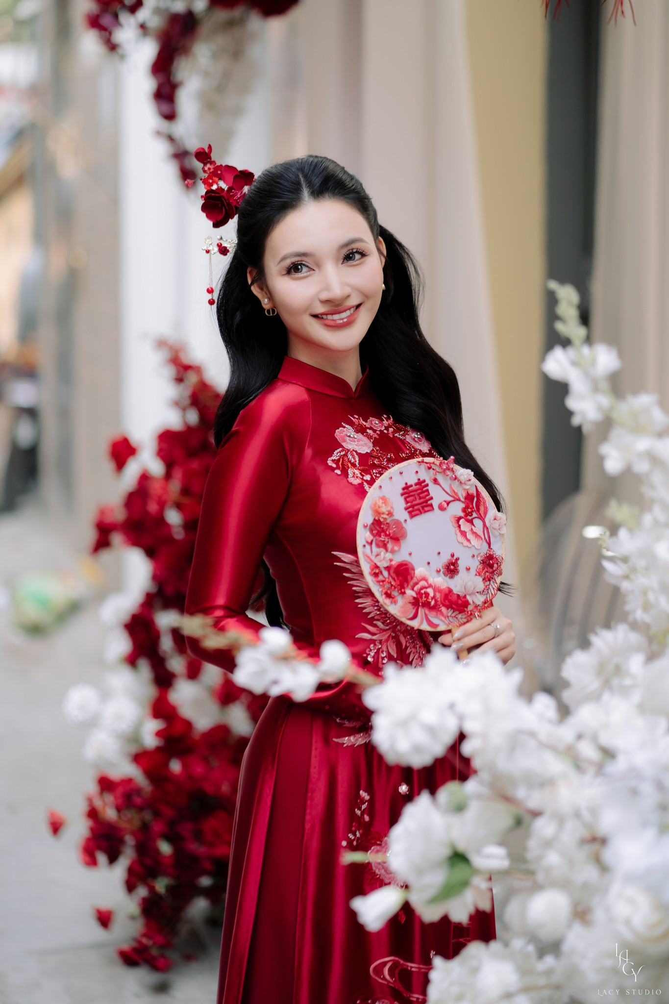 Theo NTK Dũng Nguyễn, anh cùng ê-kíp may đo riêng hơn một tháng để hoàn thiện thiết kế uyên ương cho họ và người thân. Chất liệu áo dài được làm từ taffeta và lụa satin cao cấp tạo sự mềm mại, hiệu ứng lấp lánh và giúp cả hai thoải mái khi di chuyển.