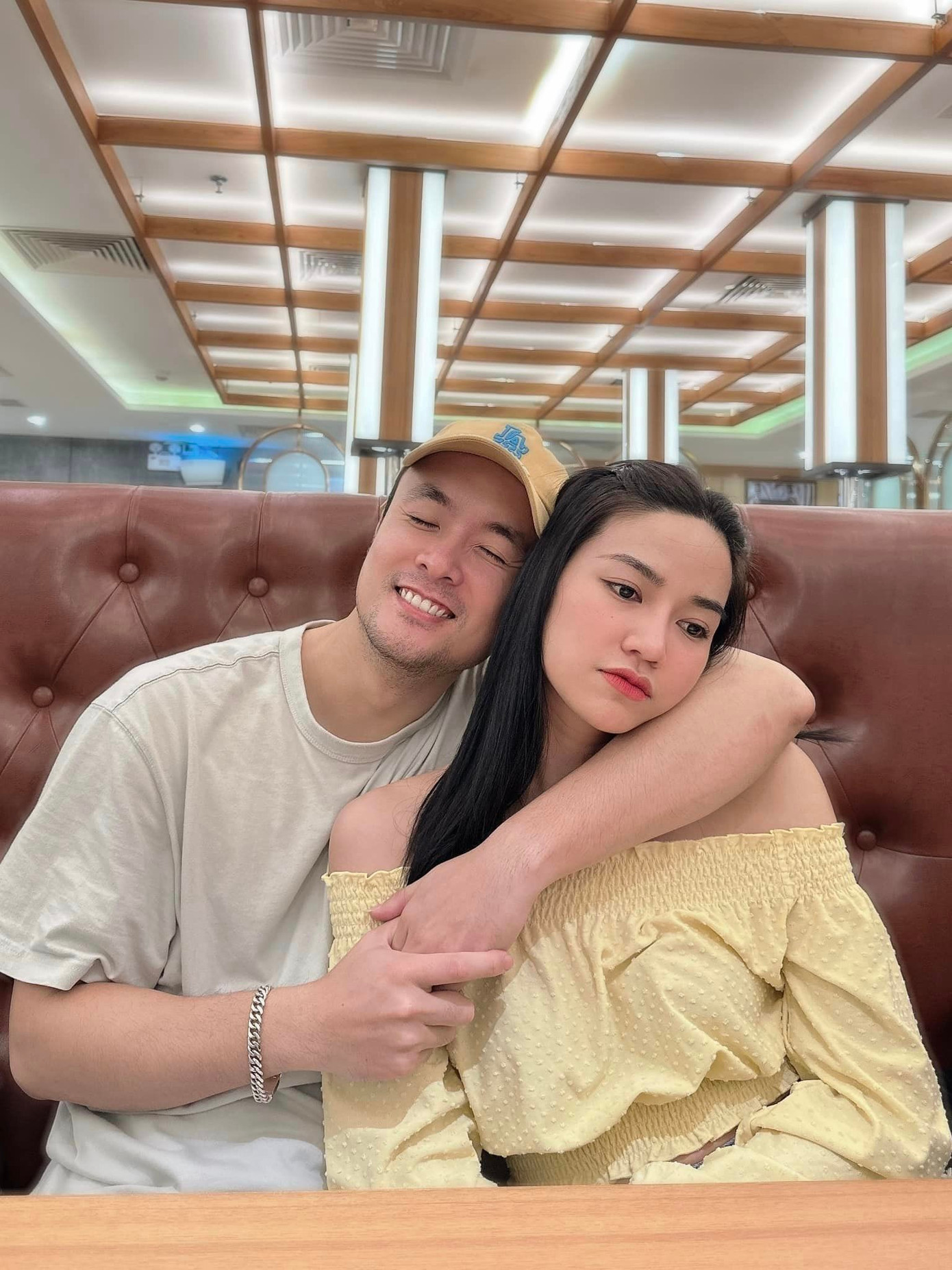 Anh Đào nói bạn trai hiền lành và chiều chuộng cô hết mực. Anh hơn cô 3 tuổi nên trưởng thành và hỗ trợ bạn gái nhiều trong công việc. Anh thường nhường nhịn mỗi khi Anh Đào ngang bướng.