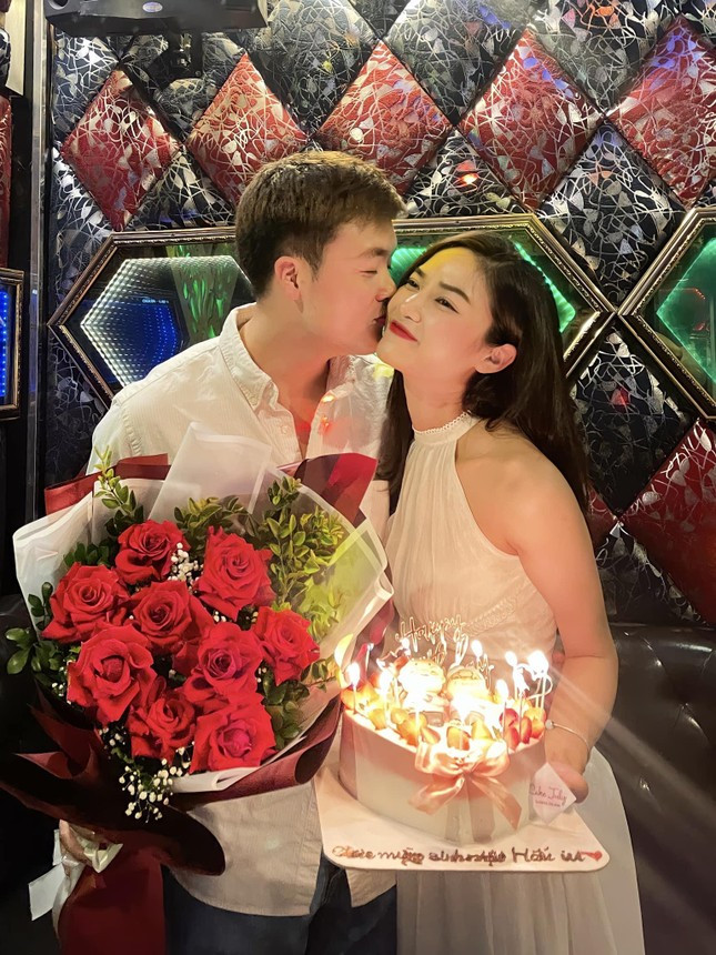 Theo Anh Đào, cô và bạn trai Anh Tuấn nên duyên khi cả hai về chung sân khấu Lệ Ngọc. Mọi thứ đến nhẹ nhàng vì hai người cùng cô đơn tìm đến nhau. Nữ diễn viên nhấn mạnh cô không chỉ có một người để yêu mà còn có bạn đồng hành trên con đường làm nghề.