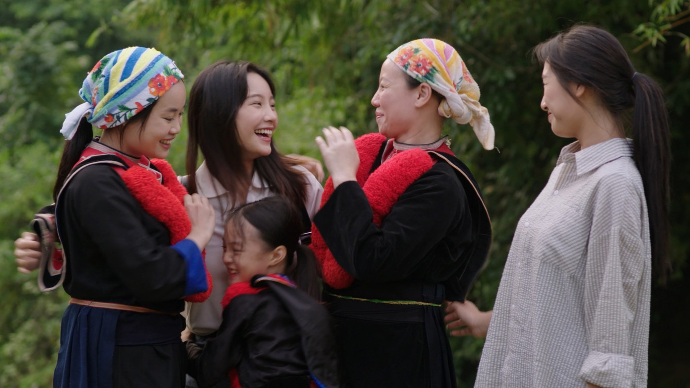 Kết phim Đi giữa trời rực rỡ bị chê gượng ép, nặng về hình thức, phi logic.