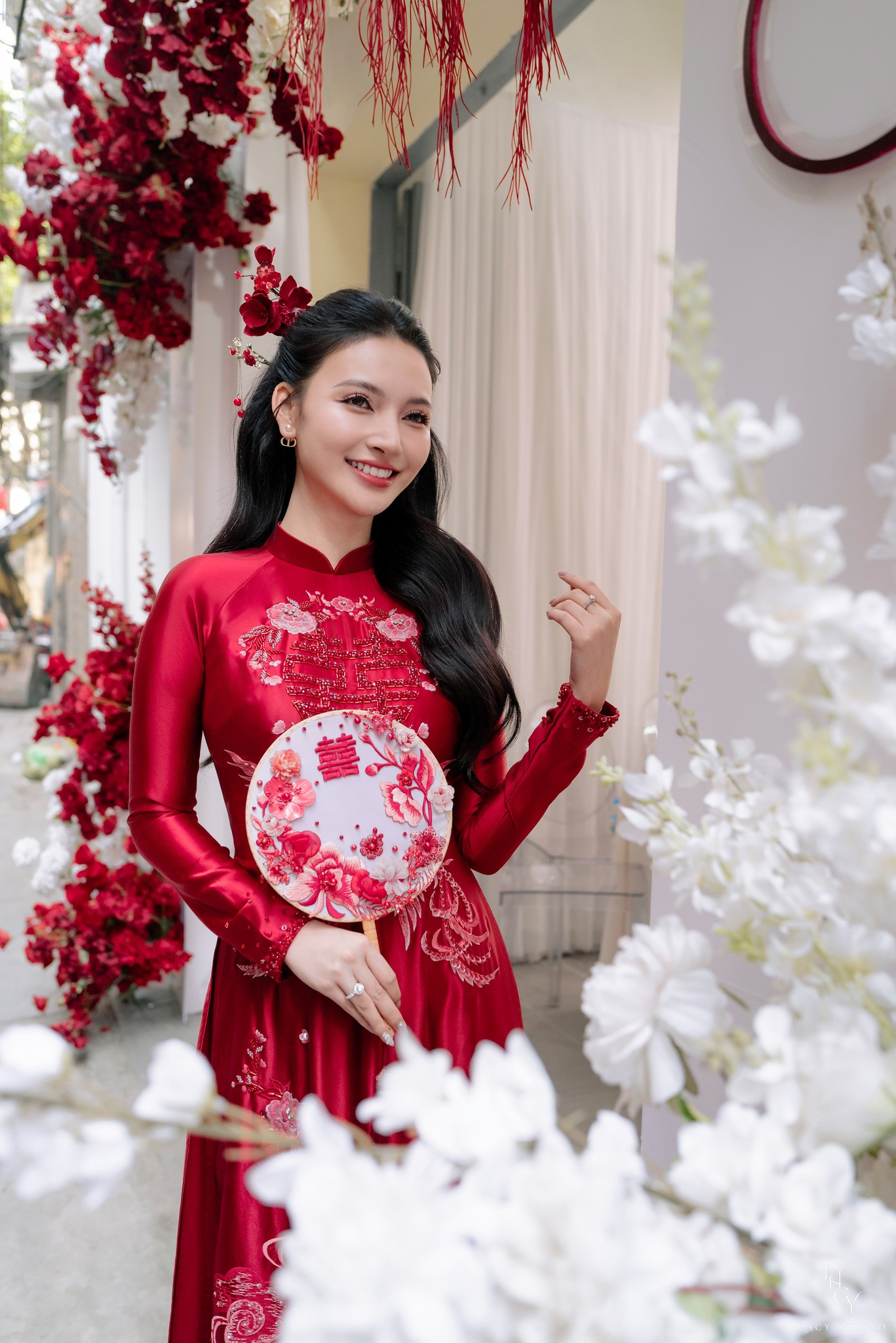 Theo NTK Dũng Nguyễn, anh cùng ê-kíp may đo riêng hơn một tháng để hoàn thiện thiết kế uyên ương cho họ và người thân. Chất liệu áo dài được làm từ taffeta và lụa satin cao cấp tạo sự mềm mại, hiệu ứng lấp lánh và giúp cả hai thoải mái khi di chuyển.