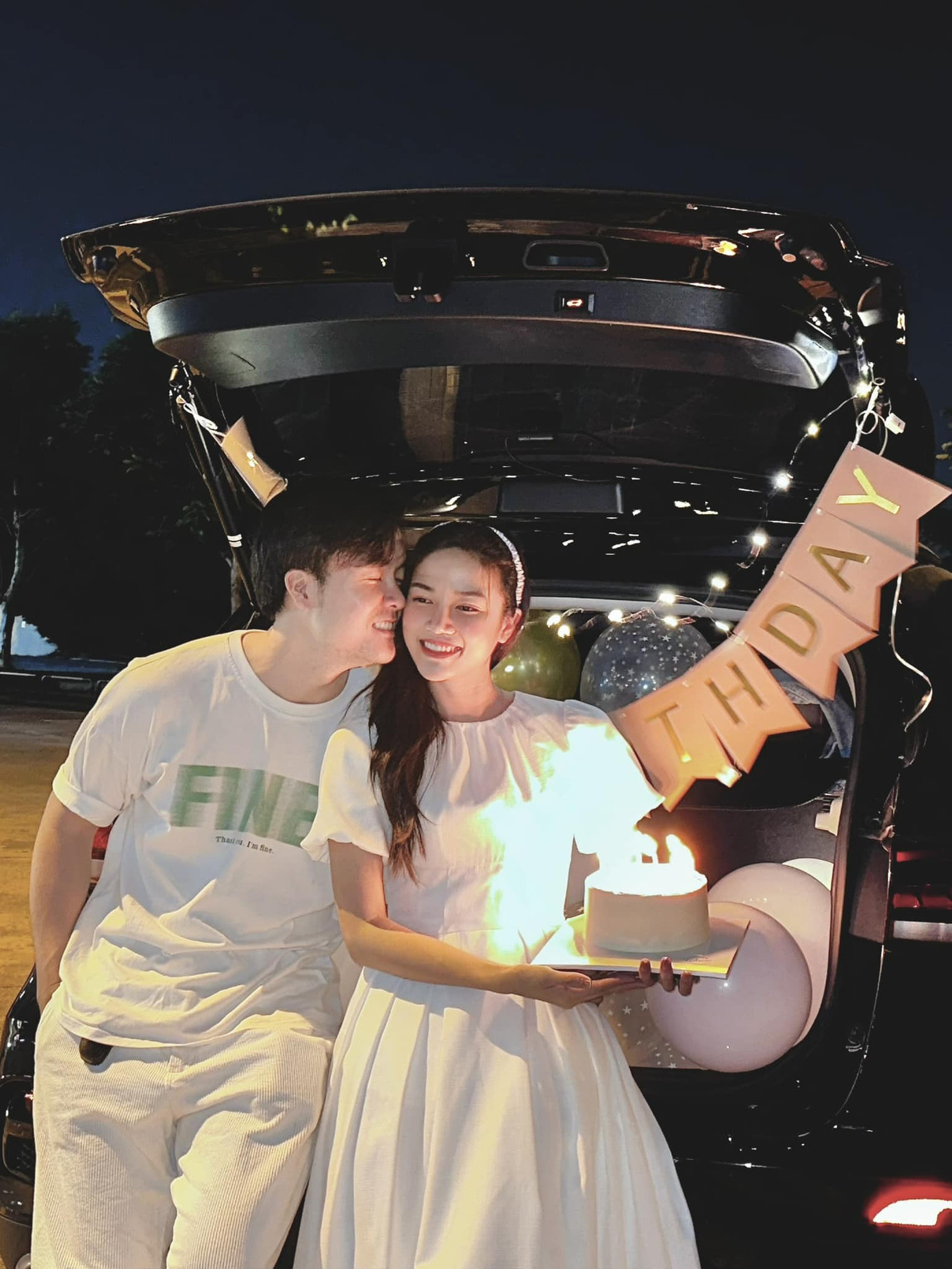 Chia sẻ sau khi nhận lời cầu hôn, Anh Đào nói cô xúc động vì đã gặp đúng người. “Cậu là ai, là cái gì cũng không quan trọng, chỉ cần cậu vẫn như trước, đứng cạnh tớ mỉm cười là được rồi. Danh vọng, tiền tài, thành công rất quan trọng. Nhưng nếu không có ai cùng nắm tay hưởng thụ nó, mọi vật chất chỉ là thứ mảnh vải chắp vá cho khát vọng được sẻ chia. Anh ấy đây rồi”, cô bày tỏ.