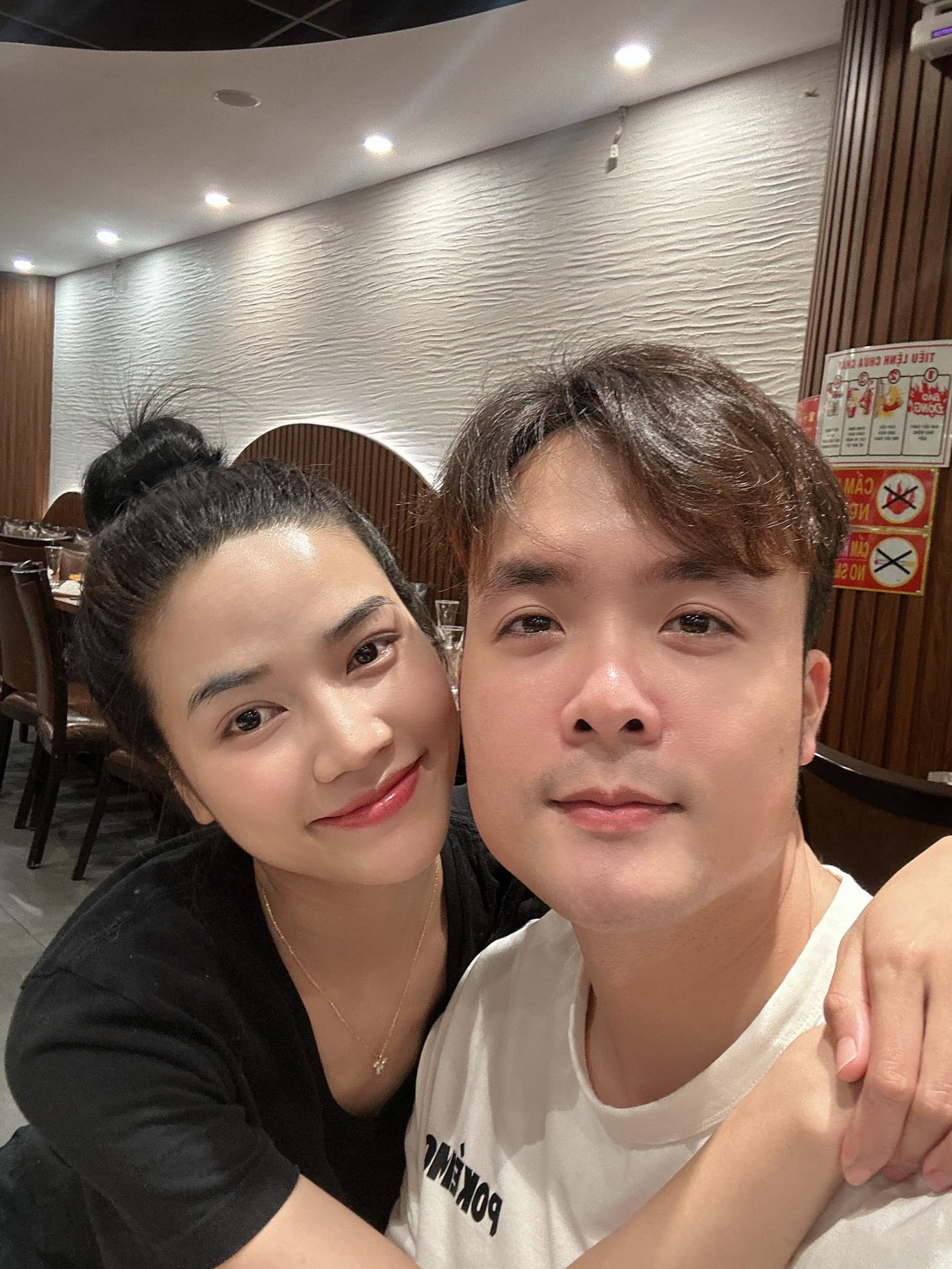 Trên trang cá nhân, cả hai thoải mái chia sẻ khoảnh khắc ngọt ngào. Dù từng bị nhiều khán giả bỏ theo dõi vì công khai bạn trai, Anh Đào không vì thế mà giấu chuyện tình cảm. Nữ diễn viên lý giải nếu khán giả đến với cô bằng những vai diễn và yêu mến qua những bộ phim, sẽ không có chuyện vì cô có bạn trai mà rời đi.