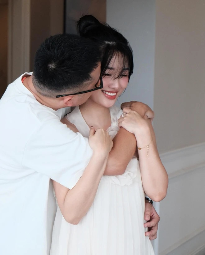 Quỳnh Chi hạn chế chia sẻ thông tin về bạn đời. Quỳnh Chi hạn chế chia sẻ thông tin về bạn đời.