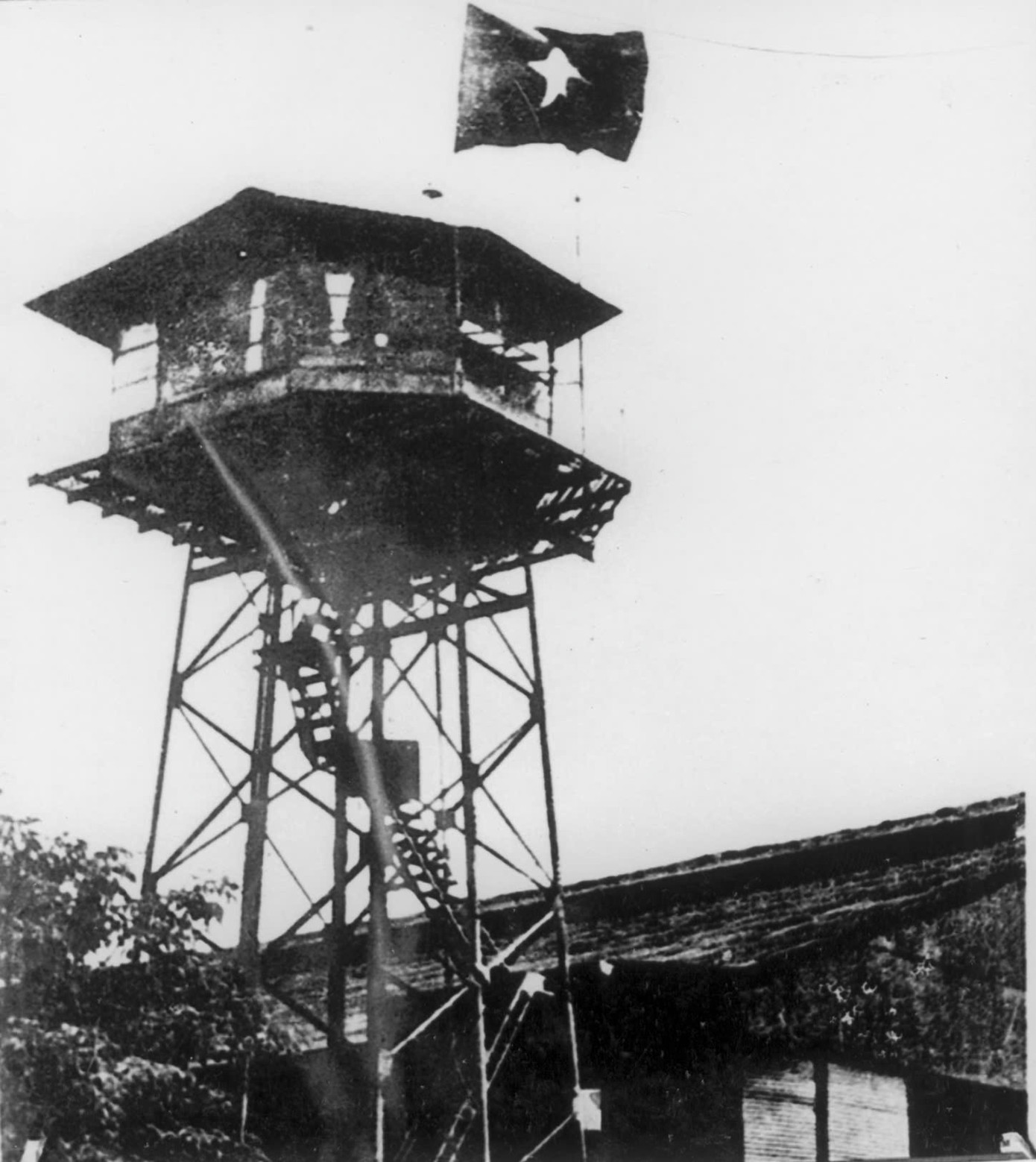 Lá cờ đỏ sao vàng tung bay trên đài chỉ huy cất hạ cánh sân bay Gia Lâm, ngày 10/10/1954.