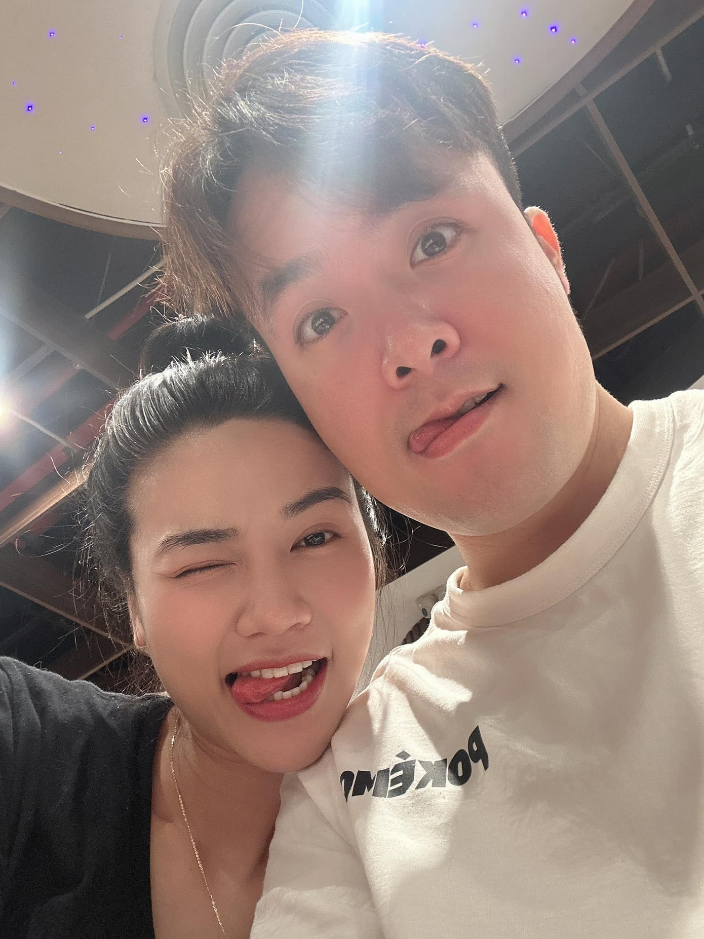 Anh Tuấn sinh năm 1993, quê ở Phú Thọ, có chiều cao 1,84 m. Anh tốt nghiệp khoa Diễn viên Truyền hình tại Đại học Sân khấu Điện ảnh Hà Nội. Hiện anh hoạt động ở sân khấu kịch, người mẫu và từng góp mặt trong nhiều MV, TVC quảng cáo...