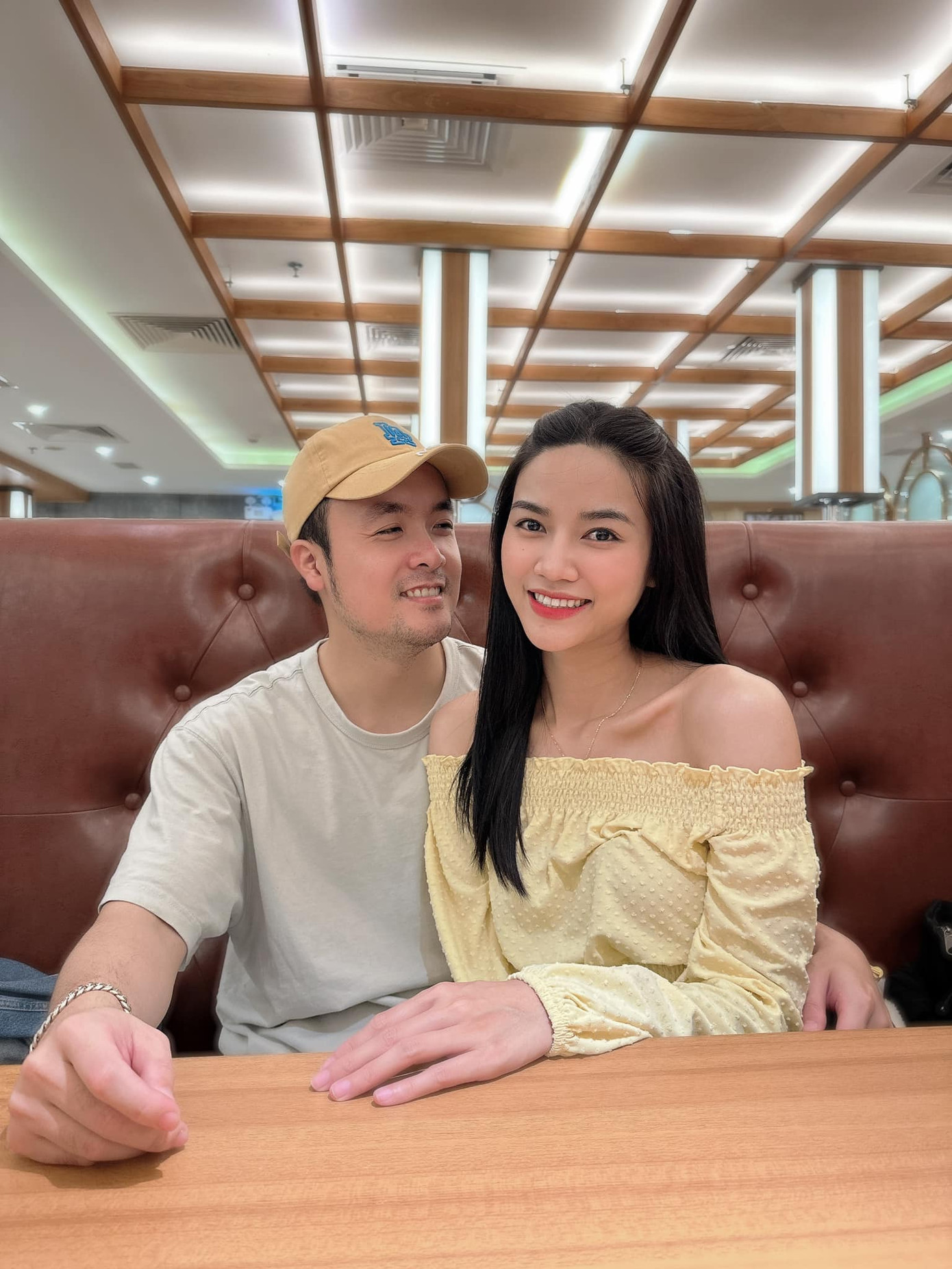 Anh Đào nói bạn trai hiền lành và chiều chuộng cô hết mực. Anh hơn cô 3 tuổi nên trưởng thành và hỗ trợ bạn gái nhiều trong công việc. Anh thường nhường nhịn mỗi khi Anh Đào ngang bướng.