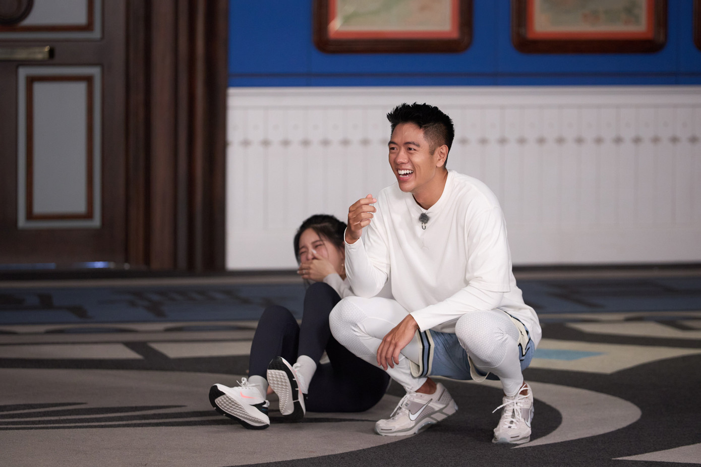 Các người chơi thực hiện thử thách vượt sào, ăn mì, vừa bồng bế người chơi nữ vừa squat...