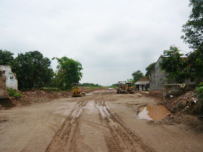 Mặt đường 200 đoạn qua xã Hồng Vân, huyện Ân Thi (Ảnh chụp ngày 31-5). Ảnh: PV