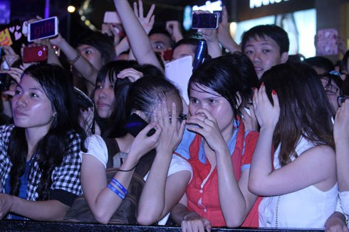 Khi Kim Bum giơ tay ra bắt tay các fan nữ và bập bẹ nói lời 