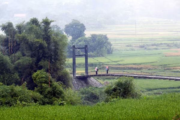 Mù Cang Chải là một huyện vùng cao, cách thành phố Yên Bái khoảng 180km, có trên 90% số dân là đồng bào dân tộc Mông sinh sống.